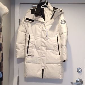 Down puffer coat extra warm, with wrist guards and a hood in a light cream color
